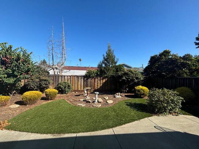 Building Photo - 3 Bed 2 Bath in Hayward Available Now