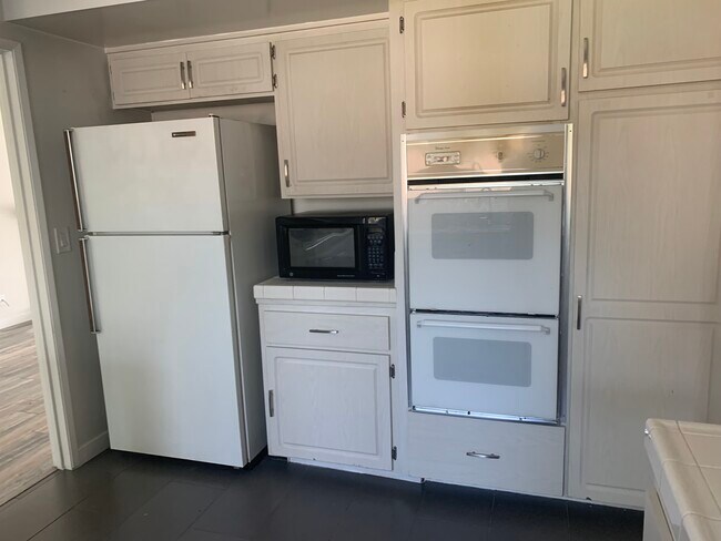 Kitchen w/Appliances - 6533 Almar St