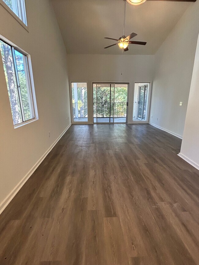 02_Sala de estar - 1208 Bush River Rd