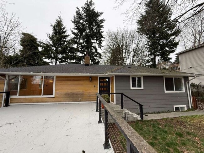 Building Photo - Stunning 4 Bed 3 Bathroom Home!