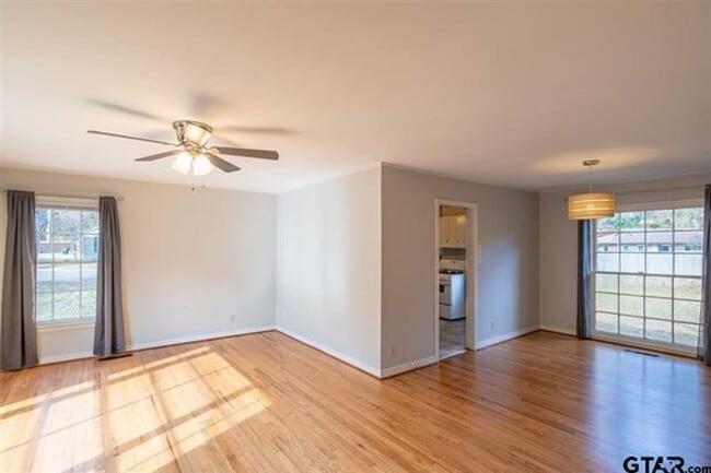 Building Photo - Sweet Cottage on Camellia!