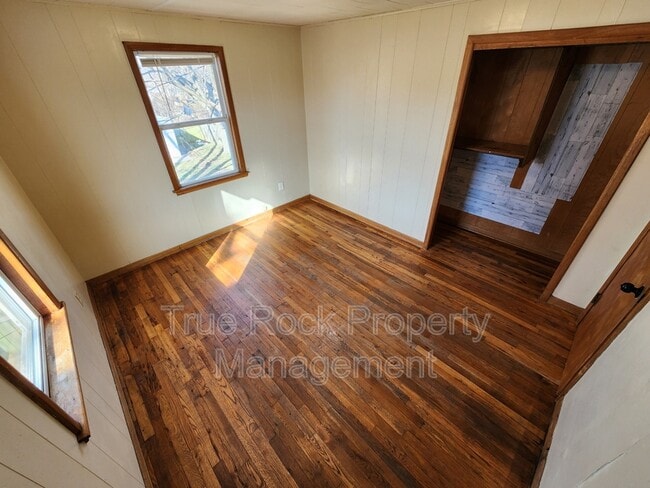 Building Photo - 621 S Cherry Ave