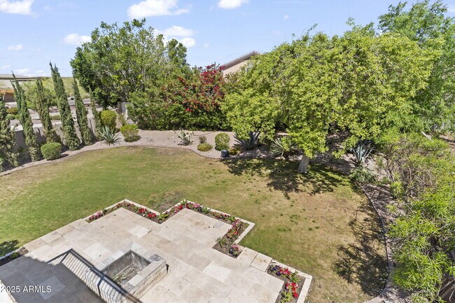 Building Photo - 10118 E Meadow Hill Dr