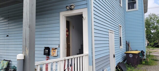 Building Photo - 716 Main St