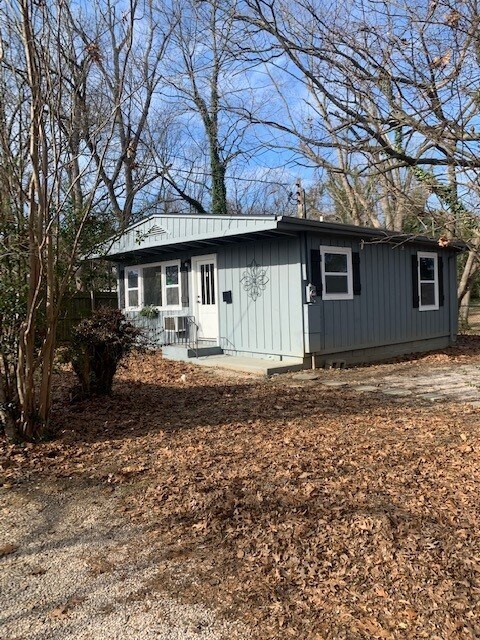 CASA PEQUEÑA INDEPENDIENTE EN LA PARTE TRASERA - SE ALQUILA POR 900 AL MES - 2647 Woodrow Dr