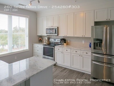 Building Photo - 260 Seven Farms Dr