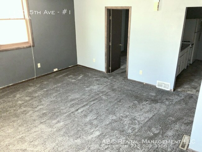 Building Photo - Walking distance to Parks and Bakery!