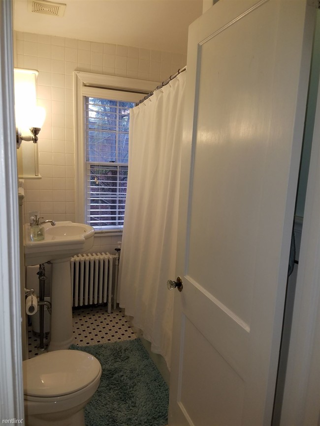 Building Photo - 4 br, 2.5 bath House - 515 Roslyn Pl