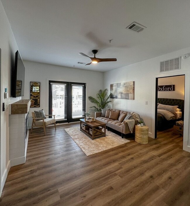 Building Photo - Rowandale 206-21