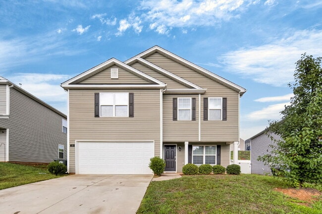 Building Photo - Experience Spacious Comfort: 3-Bedroom Home with 2.5 Baths.