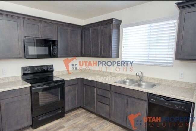 Building Photo - 8172 Broken Spoke Ln
