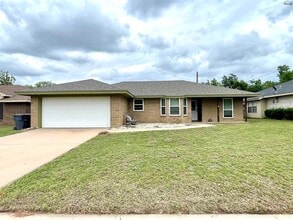 Building Photo - 2114 Selma Dr