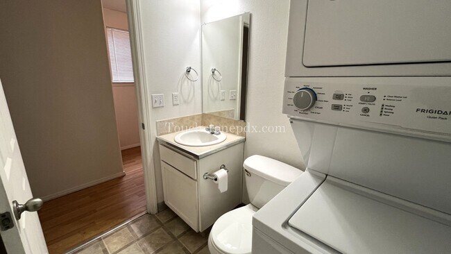 Building Photo - Bright, Spacious 3BR Home Near MAX – A/C, ...