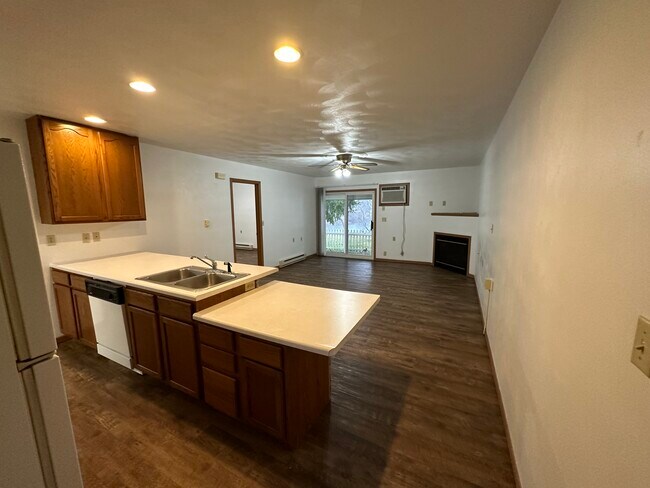 Building Photo - 1072 Lakeshore Dr
