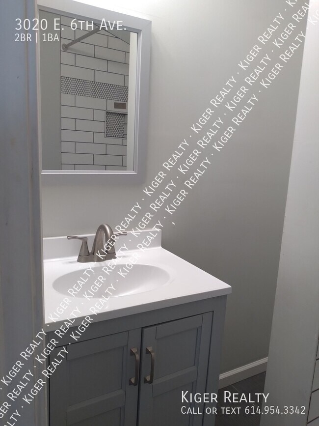 Building Photo - 2 Bedroom, 1 Bath Apartment