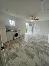 Building Photo - 806 SE 10th St