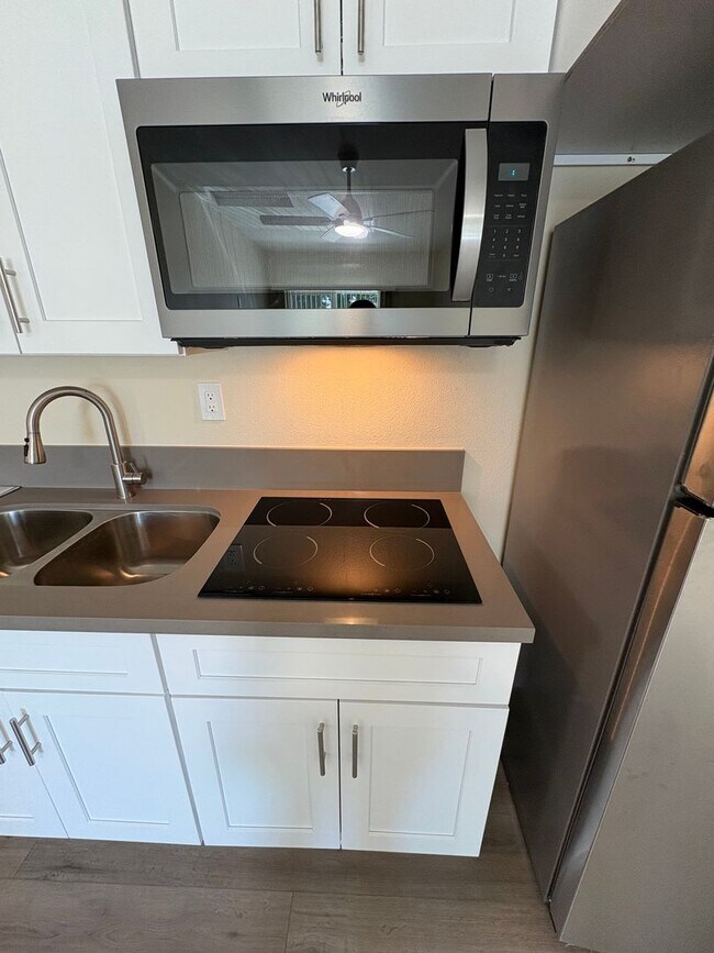 Foto del edificio - Beautiful Brand New 1-Bedroom, 1-Bath  ALL...