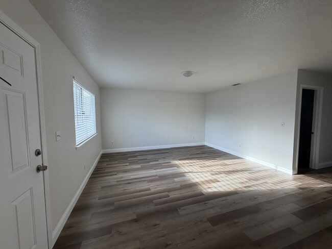 Foto del edificio - 817 Redwood Ave