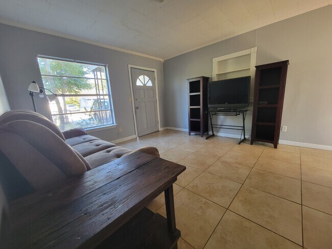 Building Photo - 1405 W 13th St