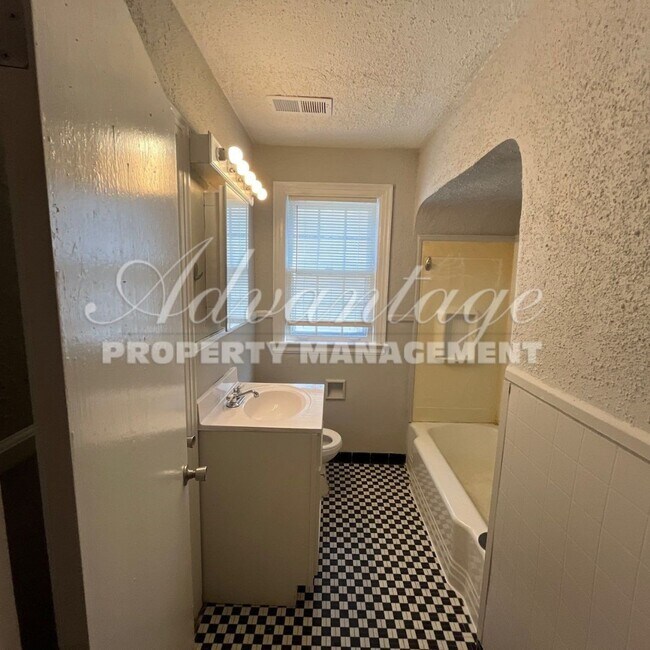 Building Photo - MOVE IN READY - Cute 2 Bedroom in East Mem...