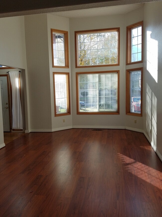 Building Photo - Cascade Highlands neighborhood spacious 4 ...
