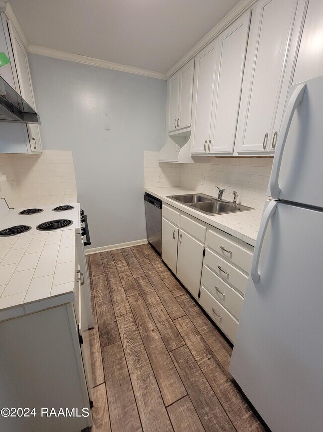 Building Photo - 220 Doucet Rd