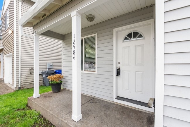 Building Photo - Beautiful 4bed/2.5bath available in SE Portland