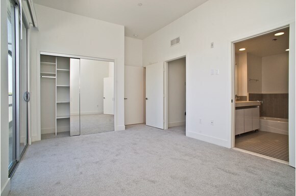 Building Photo - 1411 Barry Ave