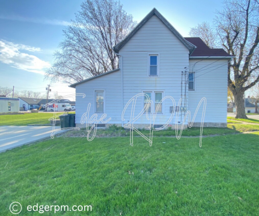 Foto principal - 523 1/2 W. 2nd St