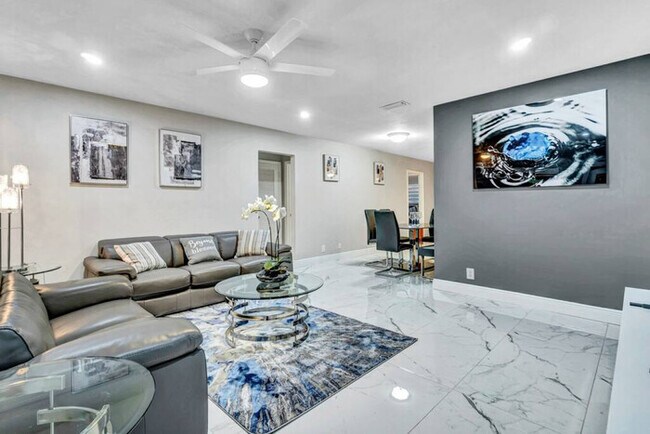 Foto del edificio - 3 Bedroom Pool Home w/ Modern Interior Design