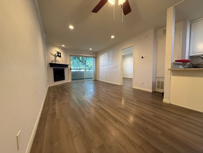 Foto del edificio - Modern 1-Bedroom Condo with Resort-Style A...