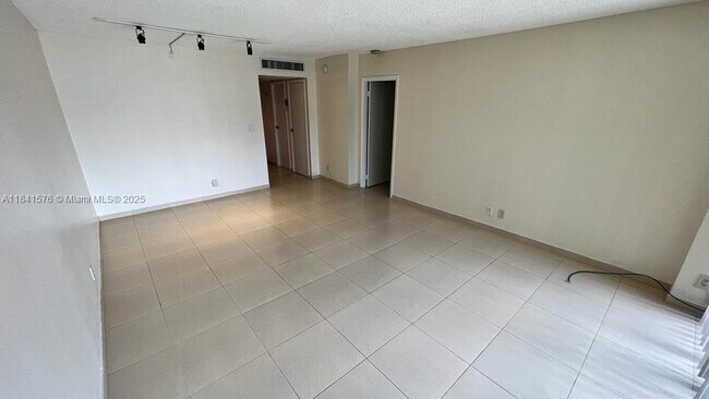 Foto del edificio - 20500 W Country Club Dr