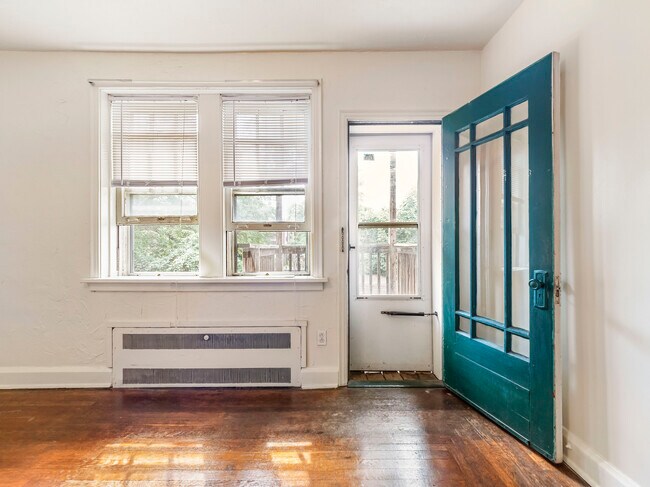 Foto del edificio - 5556 Covode St