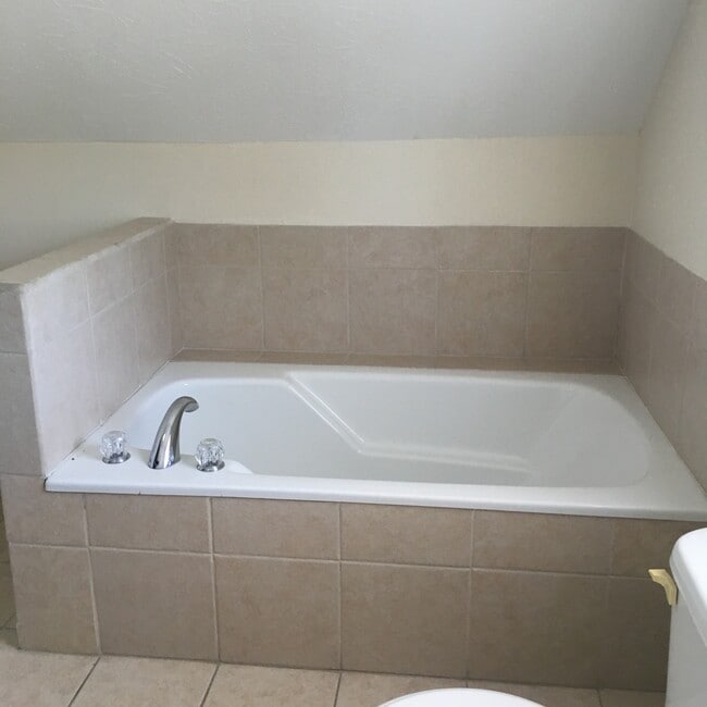 Building Photo - Spacious 3BR/2BA Home off of Taylor Blvd