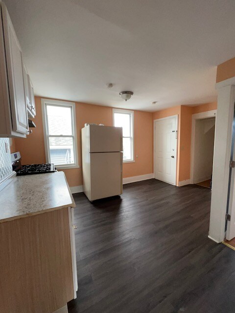 Building Photo - 380 Blatchley Ave