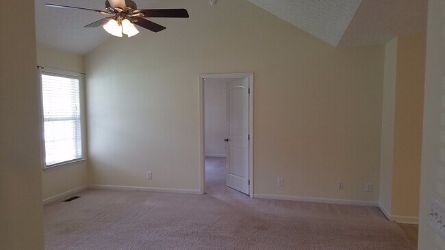 Foto del edificio - Charming Home with Covered Back Deck and Fenced in Yard...