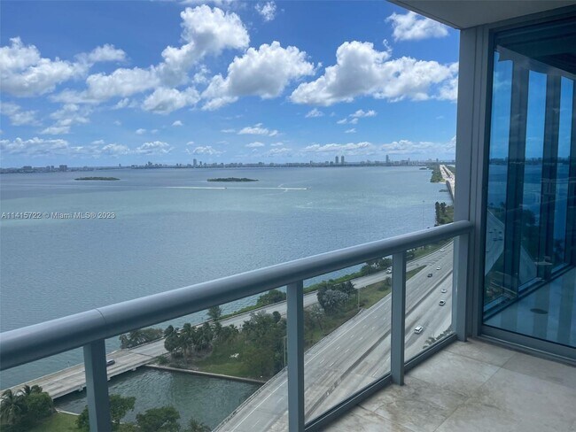 Foto del edificio - 601 NE 36th St
