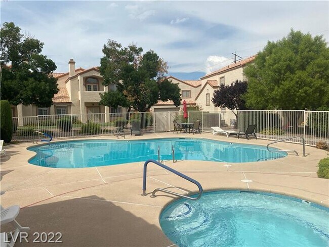 Foto del edificio - Gorgeous 3 bedroom condo with a 2 car garage! Tons of upgrades*Southwest*Gated community*