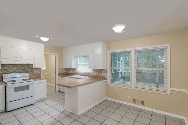 Building Photo - Beautiful 3 Bed 2 Bath Ranch home with a H...