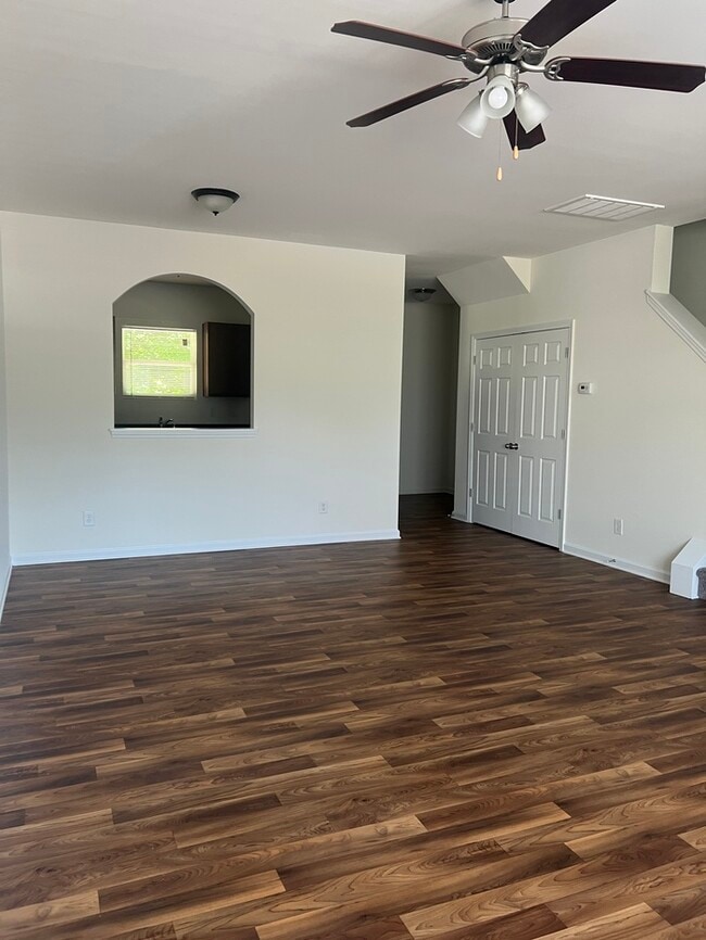 Building Photo - Rare 3 brdroom 2.5 bath Townhome Available...