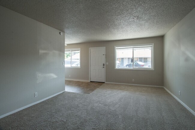 Foto del edificio - Charming 2 Bedrooms 1 Bath -Apartment -Vancouver School District-Skyview High School