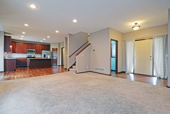 Building Photo - Spacious 4-Bed 4-Bath Home in Shakopee - Available Now!