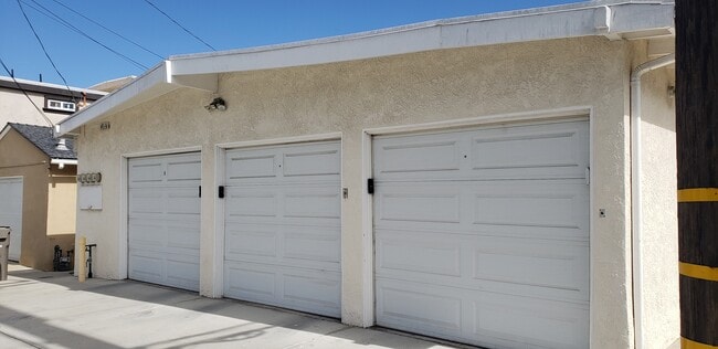 Building Photo - 109 E Dolphin Ave