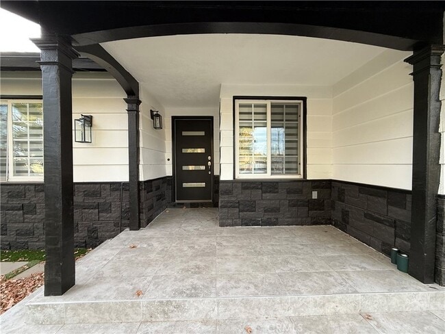 Building Photo - 9123 Woodley Ave