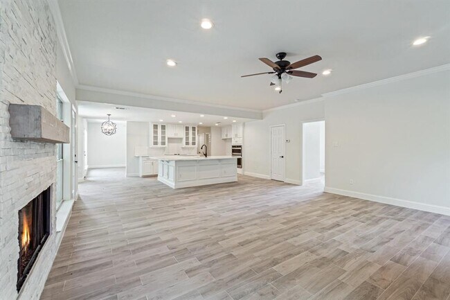 Building Photo - 128 Hollywood Dr