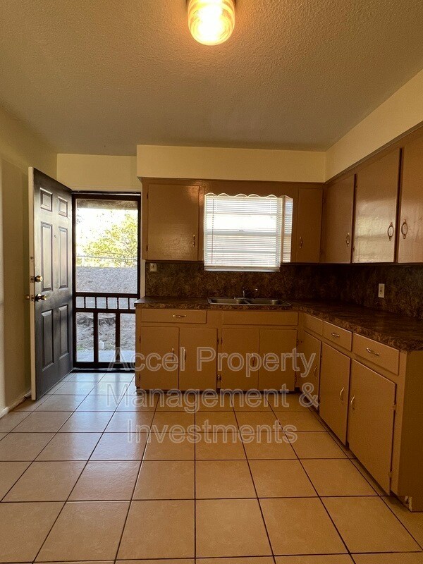 Foto del edificio - 2401 Gumwood Ave