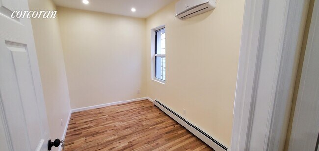 Foto del edificio - 299-301 Graham Ave