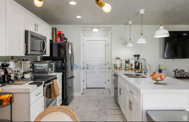 Foto del edificio - 2734 S Riverhead Dr