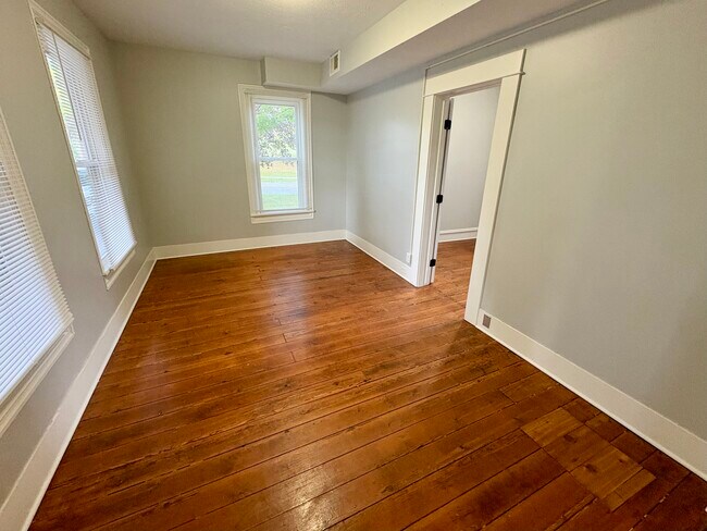 Foto del edificio - 704 Coit Ave NE