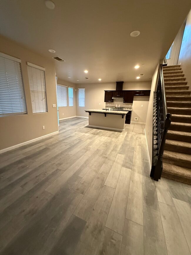Sala de estar - 4358 Strathmore Pl